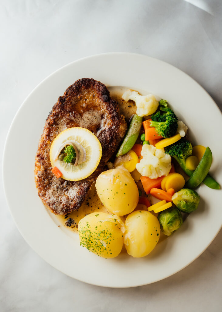 Wienerschnitzel med poteter saus og grønnsaker