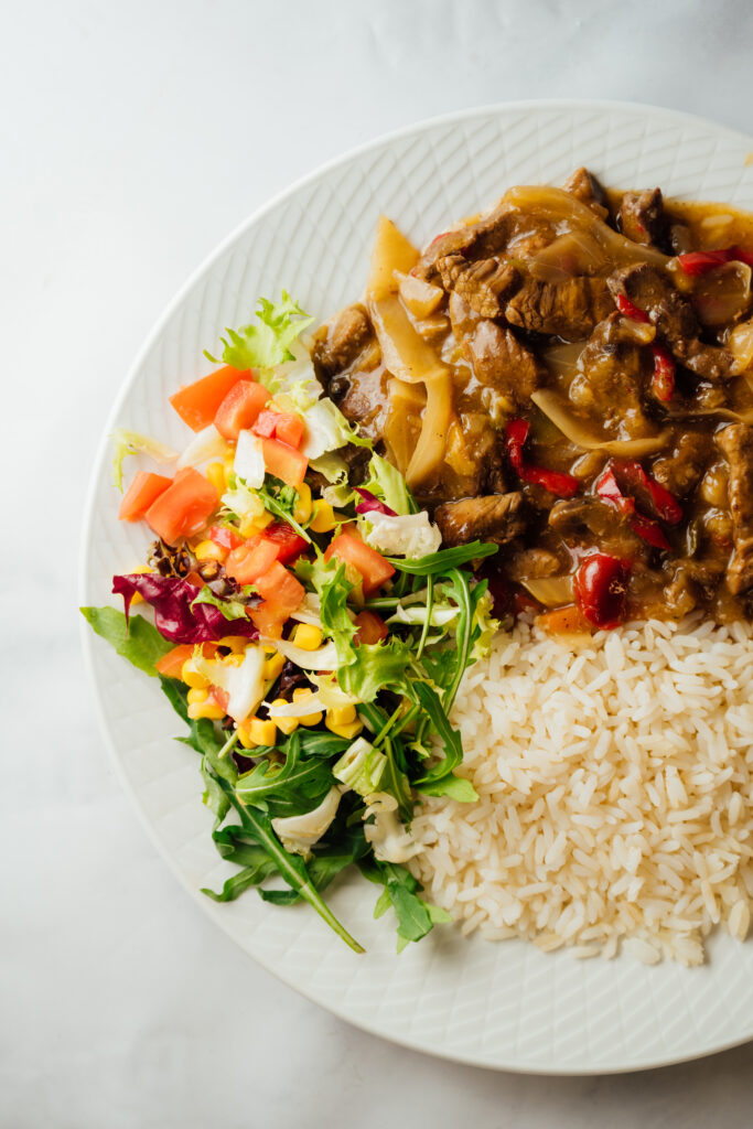 Husets gryte med ris og salat