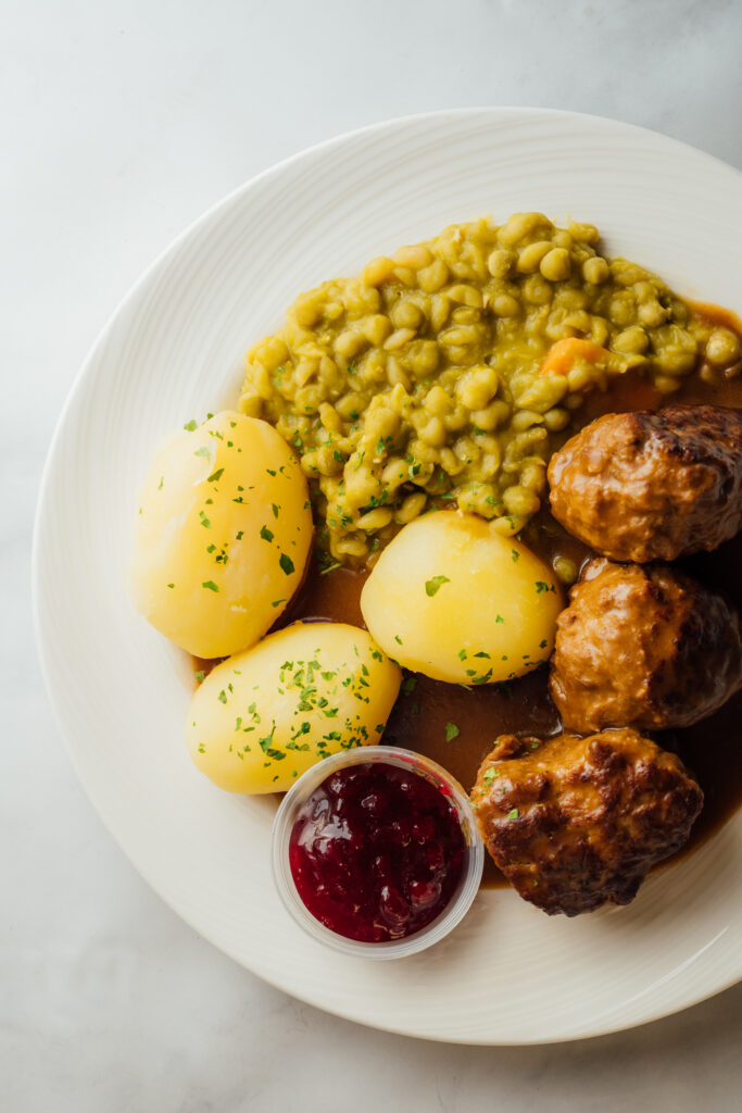 Hjemmelagde kjøttkaker med poteter og ertestuing