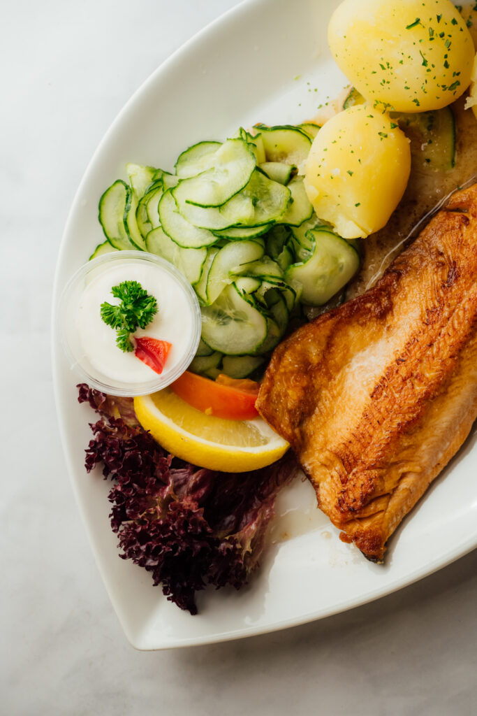 Stekt ørretfilet med poteter og agurksalat