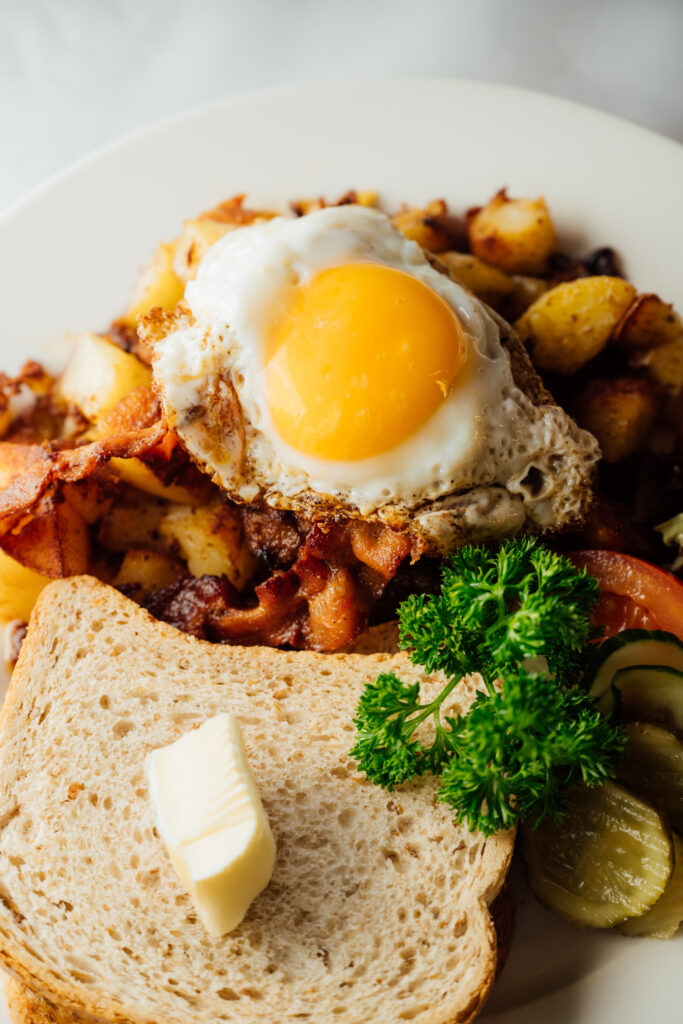 Pytt i panne med brød og smør