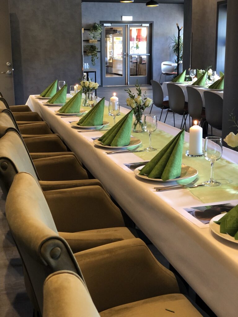 Selskapslokale oppe i grønt