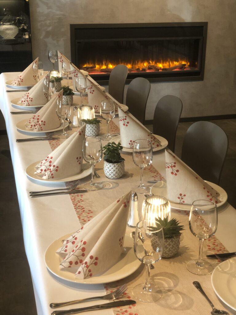 Selskapslokale oppe i rødt og hvitt